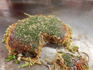 大丸堂さんのお好み焼きにヘラを入れた