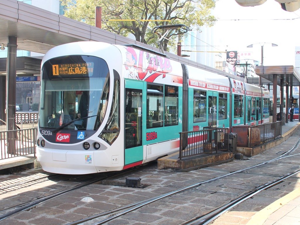 カープ電車15版 広島電鉄カープラッピング電車 常昇魂 うまい広島